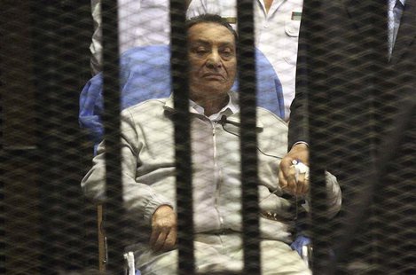 Egypt's ousted President Hosni Mubarak sits inside a dock at the police academy on the outskirts of Cairo April 15, 2013. REUTERS/Stringer ( Egypt's ousted President Hosni Mubarak sits inside a dock at the police academy on the outskirts of Cairo April 15, 2013. REUTERS/Stringer (