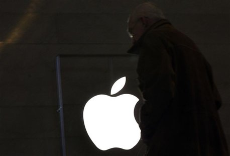 A customer visits the Apple Store in New York City's Grand Central Station January 25, 2012. REUTERS/Brendan McDermid A customer visits the Apple Store in New York City's Grand Central Station January 25, 2012. REUTERS/Brendan McDermid