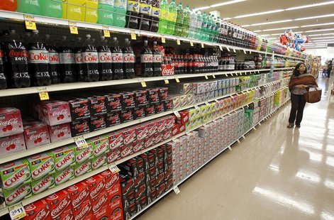 A shopper walks by the sodas aisle at a grocery store in Los Angeles April 7, 2011. REUTERS/Mario Anzuoni A shopper walks by the sodas aisle at a grocery store in Los Angeles April 7, 2011. REUTERS/Mario Anzuoni