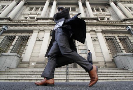 A man walks past the Bank of Japan building in Tokyo March 17, 2010. REUTERS/Toru Hanai A man walks past the Bank of Japan building in Tokyo March 17, 2010. REUTERS/Toru Hanai