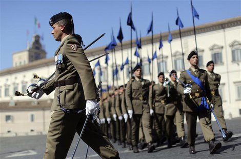 Italian soldiers march in front of Quirinale Palace, the headquarters of Italian President Giorgio Napolitano, in Rome April 17, 2013. REUTE Italian soldiers march in front of Quirinale Palace, the headquarters of Italian President Giorgio Napolitano, in Rome April 17, 2013. REUTE