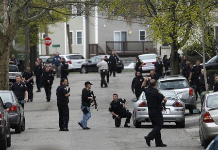 Police officers search homes for the Boston Marathon bombing suspects in Watertown, Massachusetts April 19, 2013. REUTERS/Jessica Rinaldi Police officers search homes for the Boston Marathon bombing suspects in Watertown, Massachusetts April 19, 2013. REUTERS/Jessica Rinaldi