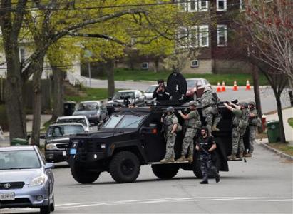 Police officers search house to house for the second suspect in the Boston Marathon bombings in a neighborhood of Watertown, Massachusetts April 19, 2013.
Credit: REUTERS/Brian Snyder Police officers search house to house for the second suspect in the Boston Marathon bombings in a neighborhood of Watertown, Massachusetts April 19, 2013.
Credit: REUTERS/Brian Snyder