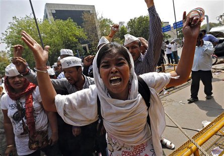 Demonstrators shout slogans during a protest outside police headquarters in New Delhi April 20, 2013. REUTERS/Adnan Abidi ( Demonstrators shout slogans during a protest outside police headquarters in New Delhi April 20, 2013. REUTERS/Adnan Abidi (