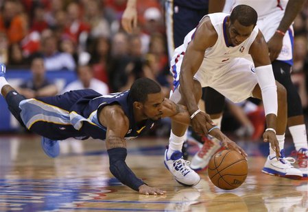 Los Angeles Clippers Chris Paul (R)and Memphis Grizzlies go after a loose ball during Game 1 of their NBA Western Conference Quarterfinals b Los Angeles Clippers Chris Paul (R)and Memphis Grizzlies go after a loose ball during Game 1 of their NBA Western Conference Quarterfinals b