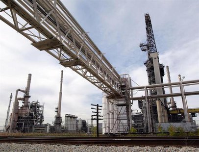 A Citgo oil refinery in Lemont, Illinois, a suburb of Chicago, October 11, 2004. REUTERS/John Gress A Citgo oil refinery in Lemont, Illinois, a suburb of Chicago, October 11, 2004. REUTERS/John Gress