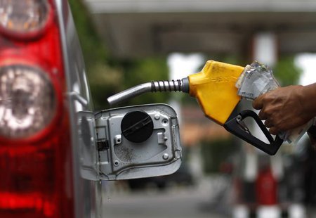 A worker fills a tank with subsidized fuel at a fuel station in Jakarta April 18, 2013. REUTERS/Beawiharta A worker fills a tank with subsidized fuel at a fuel station in Jakarta April 18, 2013. REUTERS/Beawiharta