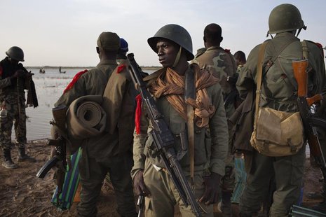 Malian soldiers gather on the banks of the Niger River before taking a canoe to the village of Kadji in Gao March 1, 2013. REUTERS/Joe Penne Malian soldiers gather on the banks of the Niger River before taking a canoe to the village of Kadji in Gao March 1, 2013. REUTERS/Joe Penne