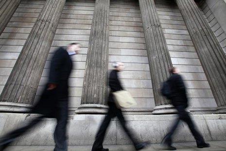 Pedestrians walk past the columns of the Bank of England, in the City of London February 15, 2011. REUTERS/Andrew Winning Pedestrians walk past the columns of the Bank of England, in the City of London February 15, 2011. REUTERS/Andrew Winning