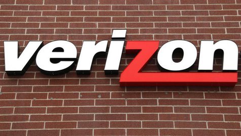 A sign of Verizon Wireless is seen at its store in Westminster, Colorado April 26, 2009. REUTERS/Rick Wilking A sign of Verizon Wireless is seen at its store in Westminster, Colorado April 26, 2009. REUTERS/Rick Wilking