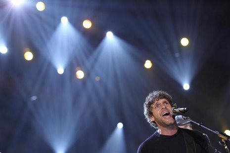 Billy Currington performs at the 45th annual Academy of Country Music Awards in Las Vegas, Nevada April 18, 2010. REUTERS/Robert Galbraith Billy Currington performs at the 45th annual Academy of Country Music Awards in Las Vegas, Nevada April 18, 2010. REUTERS/Robert Galbraith