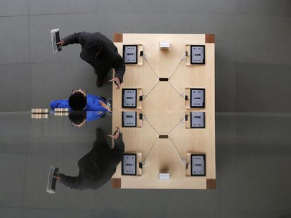 A visitor talks with a staff member at an Apple store in Beijing April 2, 2013. REUTERS/Kim Kyung-Hoon A visitor talks with a staff member at an Apple store in Beijing April 2, 2013. REUTERS/Kim Kyung-Hoon