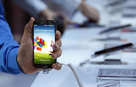 A man holds up Samsung Electronics Co's latest Galaxy S4 phone during its launch at the Radio City Music Hall in New York March 14, 2013. RE A man holds up Samsung Electronics Co's latest Galaxy S4 phone during its launch at the Radio City Music Hall in New York March 14, 2013. RE
