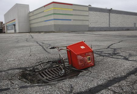 An empty shopping cart is seen outside a closed Toy R Us store in Northfield a suburb of Cleveland, Ohio, March 1, 2012. REUTERS/Shannon Sta An empty shopping cart is seen outside a closed Toy R Us store in Northfield a suburb of Cleveland, Ohio, March 1, 2012. REUTERS/Shannon Sta