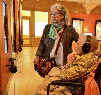 Nora Guthrie (L), daughter of Woody Guthrie and sister to Arlo Guthrie, and Mary Jennings Boyle, 96, the first wife of Woody Guthrie, watch Nora Guthrie (L), daughter of Woody Guthrie and sister to Arlo Guthrie, and Mary Jennings Boyle, 96, the first wife of Woody Guthrie, watch