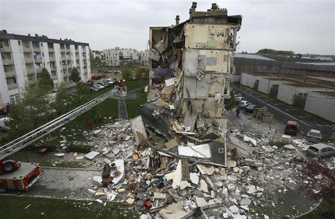 Rescue forces surround the rubble of a collapsed residential building in Reims, April 28, 2013. REUTERS/Stringer Rescue forces surround the rubble of a collapsed residential building in Reims, April 28, 2013. REUTERS/Stringer