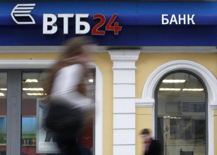 People pass by an office of VTB bank in central Moscow, April 3, 2013. REUTERS/Sergei Karpukhin People pass by an office of VTB bank in central Moscow, April 3, 2013. REUTERS/Sergei Karpukhin
