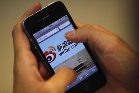 A man holds an iPhone as he visits Sina's Weibo microblogging site in Shanghai May 29, 2012. REUTERS/Carlos Barria A man holds an iPhone as he visits Sina's Weibo microblogging site in Shanghai May 29, 2012. REUTERS/Carlos Barria