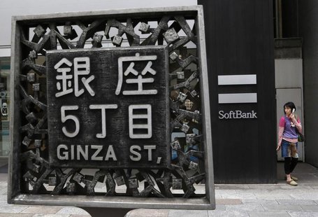 A woman holding a mobile phone stands in front of Softbank Corp's branch in Tokyo April 17, 2013. REUTERS/Yuya Shino A woman holding a mobile phone stands in front of Softbank Corp's branch in Tokyo April 17, 2013. REUTERS/Yuya Shino