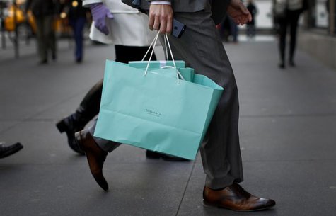 A shopper carries bags from Tiffany & Co. jewelers along 5th Avenue in New York City, April 4, 2013. REUTERS/Mike Segar A shopper carries bags from Tiffany & Co. jewelers along 5th Avenue in New York City, April 4, 2013. REUTERS/Mike Segar