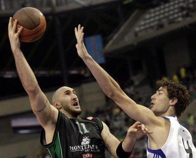 File photo of Ante Tomic (R) trying to block Montepaschi Siena's Milovan Rakovic during their Final Four basketball game at Palau Sant Jordi File photo of Ante Tomic (R) trying to block Montepaschi Siena's Milovan Rakovic during their Final Four basketball game at Palau Sant Jordi