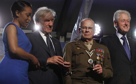 (L-R) Rebecca Dupas, U.S. Holocaust Museum founding chairman Elie Wiesel, 90-year-old WWII veteran Scottie Ooton and former U.S. President B (L-R) Rebecca Dupas, U.S. Holocaust Museum founding chairman Elie Wiesel, 90-year-old WWII veteran Scottie Ooton and former U.S. President B