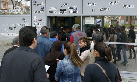 People line up at an employment office in Badalona, near Barcelona, April 25, 2013. REUTERS/Albert Gea People line up at an employment office in Badalona, near Barcelona, April 25, 2013. REUTERS/Albert Gea