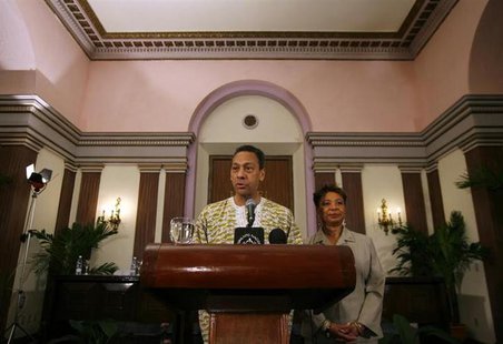 U.S. Congressman Mel Watt talks to the media next to U.S Congresswoman Barbara Lee during a news conference in Havana April 6, 2009. REUTERS U.S. Congressman Mel Watt talks to the media next to U.S Congresswoman Barbara Lee during a news conference in Havana April 6, 2009. REUTERS