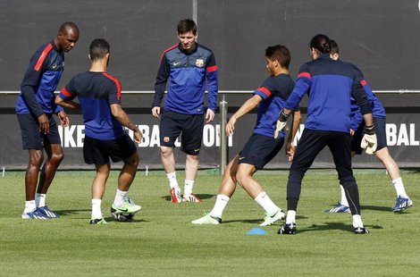 Barcelona's Lionel Messi (C) and teammates attend a training session at Ciutat Esportiva Joan Gamper in Sant Joan Despi, near Barcelona Apri Barcelona's Lionel Messi (C) and teammates attend a training session at Ciutat Esportiva Joan Gamper in Sant Joan Despi, near Barcelona Apri