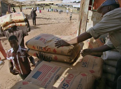 Men transport humanitarian food aid onto pirogues at Mopti February 4, 2013. REUTERS/Alain Amontchi Men transport humanitarian food aid onto pirogues at Mopti February 4, 2013. REUTERS/Alain Amontchi
