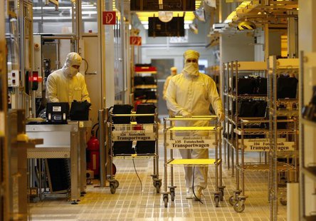 Employees are pictured inside a clean room of German semiconductor manufacturer Infineon in Regensburg February 12, 2013. REUTERS/Michael Da Employees are pictured inside a clean room of German semiconductor manufacturer Infineon in Regensburg February 12, 2013. REUTERS/Michael Da