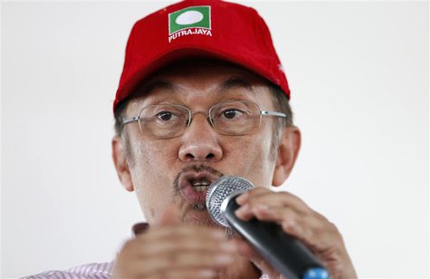 Malaysia's opposition leader Anwar Ibrahim speaks during an election campaign rally in Putrajaya outside Kuala Lumpur May 1, 2013. economy. Malaysia's opposition leader Anwar Ibrahim speaks during an election campaign rally in Putrajaya outside Kuala Lumpur May 1, 2013. economy.