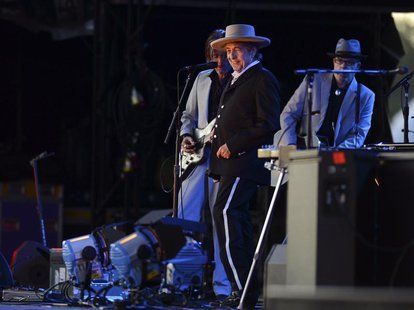 U.S. musician Bob Dylan (C) performs on the second day of the Hop Farm Music Festival in Paddock Wood, Kent June 30, 2012. REUTERS/ Ki Price U.S. musician Bob Dylan (C) performs on the second day of the Hop Farm Music Festival in Paddock Wood, Kent June 30, 2012. REUTERS/ Ki Price