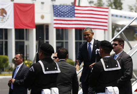 U.S. President Barack Obama (3rd R) alights from Air Force One as he begins his visit to Mexico City May 2, 2013. REUTERS/Kevin Lamarque U.S. President Barack Obama (3rd R) alights from Air Force One as he begins his visit to Mexico City May 2, 2013. REUTERS/Kevin Lamarque