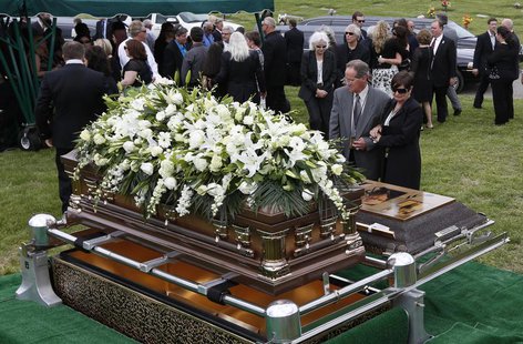 Mourners pay their last respects to country music legend George Jones at his grave side during services at Woodlawn-Roesch-Patton Memorial P Mourners pay their last respects to country music legend George Jones at his grave side during services at Woodlawn-Roesch-Patton Memorial P