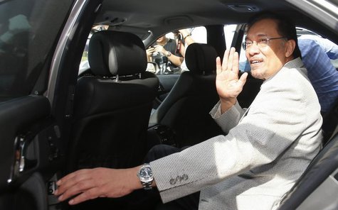 Malaysia's opposition leader Anwar Ibrahim gestures to his supporters as he leaves his office in Kuala Lumpur April 4, 2013. REUTERS/Bazuki Malaysia's opposition leader Anwar Ibrahim gestures to his supporters as he leaves his office in Kuala Lumpur April 4, 2013. REUTERS/Bazuki