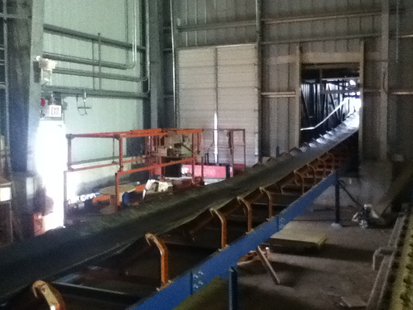 This conveyor belt leaves the storage building and transports biomass fuel to the boiler. This conveyor belt leaves the storage building and transports biomass fuel to the boiler.