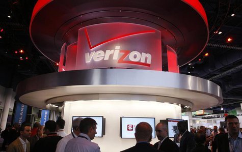 Showgowers visit the Verizon booth on the first day of the Consumer Electronics Show (CES) in Las Vegas January 8, 2013. REUTERS/Rick Wilkin Showgowers visit the Verizon booth on the first day of the Consumer Electronics Show (CES) in Las Vegas January 8, 2013. REUTERS/Rick Wilkin