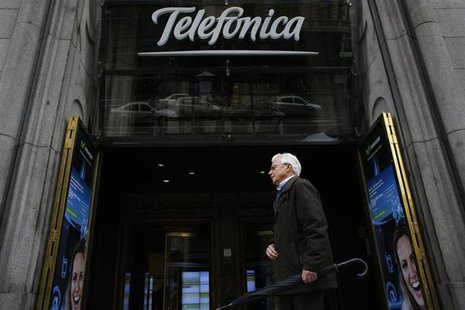 A man walks past Telefonica's building in central Madrid March 26, 2013. REUTERS/Juan Medina A man walks past Telefonica's building in central Madrid March 26, 2013. REUTERS/Juan Medina