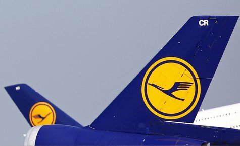 The tails of German air carrier Lufthansa aircraft are seen at Fraport airport in Frankfurt May 6, 2013. REUTERS/Lisi Niesner The tails of German air carrier Lufthansa aircraft are seen at Fraport airport in Frankfurt May 6, 2013. REUTERS/Lisi Niesner