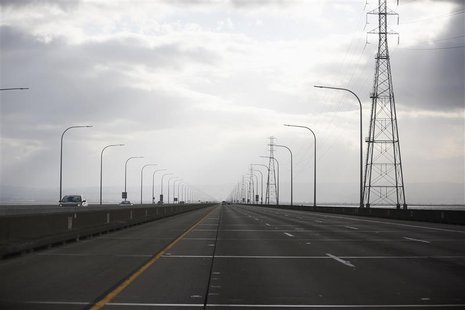 Vehicles drive on San Mateo-Hayward Bridge in Foster City, California May 5, 2013. REUTERS/Stephen Lam Vehicles drive on San Mateo-Hayward Bridge in Foster City, California May 5, 2013. REUTERS/Stephen Lam