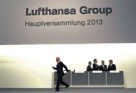 Supervisory board chairmen of German air carrier Lufthansa Juergen Weber (L) arrives for the general meeting in Cologne May 7, 2013. REUTERS Supervisory board chairmen of German air carrier Lufthansa Juergen Weber (L) arrives for the general meeting in Cologne May 7, 2013. REUTERS