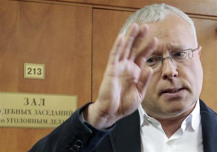 Russian media magnate Alexander Lebedev speaks to the media after his trial in Moscow, May 7, 2013. REUTERS/Tatyana Makeyeva Russian media magnate Alexander Lebedev speaks to the media after his trial in Moscow, May 7, 2013. REUTERS/Tatyana Makeyeva