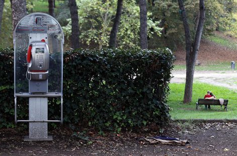 A Telecom Italia call box is seen in a Villa Borghese park in Rome November 12, 2012. REUTERS/Alessandro Bianchi A Telecom Italia call box is seen in a Villa Borghese park in Rome November 12, 2012. REUTERS/Alessandro Bianchi