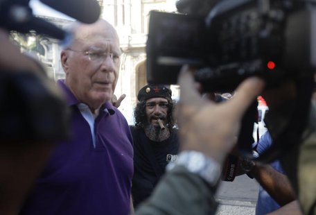 Democratic Senator Patrick Leahy of Vermont speaks to reporters as a street entertainer impersonating Cuban Revolution leader Che Guevara st Democratic Senator Patrick Leahy of Vermont speaks to reporters as a street entertainer impersonating Cuban Revolution leader Che Guevara st