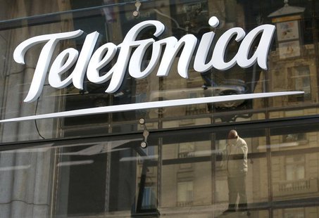 Reflections are seen on a logo of Spain's telecommunications giant Telefonica in Madrid December 3, 2012. REUTERS/Andrea Comas Reflections are seen on a logo of Spain's telecommunications giant Telefonica in Madrid December 3, 2012. REUTERS/Andrea Comas