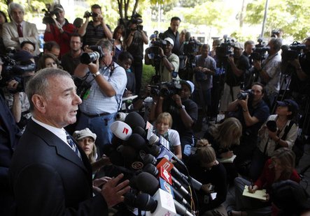 Lawyer Howard Weitzman speaks to the media outside of Superior Court in Los Angeles July 6, 2009. REUTERS/Eric Thayer Lawyer Howard Weitzman speaks to the media outside of Superior Court in Los Angeles July 6, 2009. REUTERS/Eric Thayer