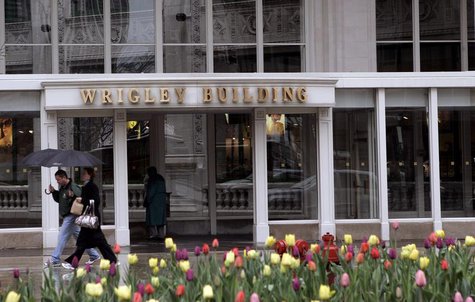 People walk past the Wrigley Building in downtown Chicago, Illinois April 28, 2008. REUTERS/Frank Polich People walk past the Wrigley Building in downtown Chicago, Illinois April 28, 2008. REUTERS/Frank Polich