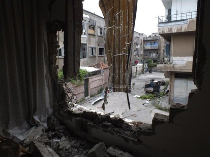 A view of a street seen from a damaged balcony in the Khaldiyeh district in central Homs May 9, 2013. REUTERS/Yazan Homsy A view of a street seen from a damaged balcony in the Khaldiyeh district in central Homs May 9, 2013. REUTERS/Yazan Homsy