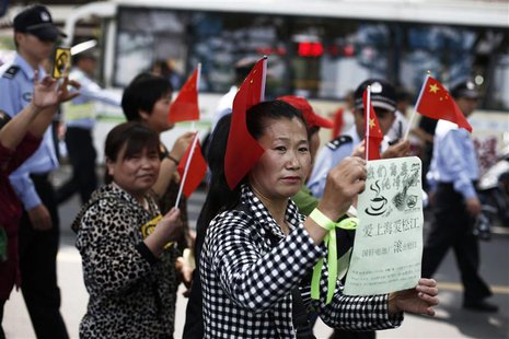 People participate in a protest against a battery factory on a street of Songjiang district, on the outskirts of Shanghai May 11, 2013. REUT People participate in a protest against a battery factory on a street of Songjiang district, on the outskirts of Shanghai May 11, 2013. REUT